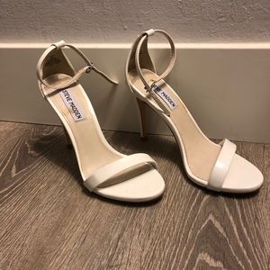 Steve Madden sandal wht patent heels